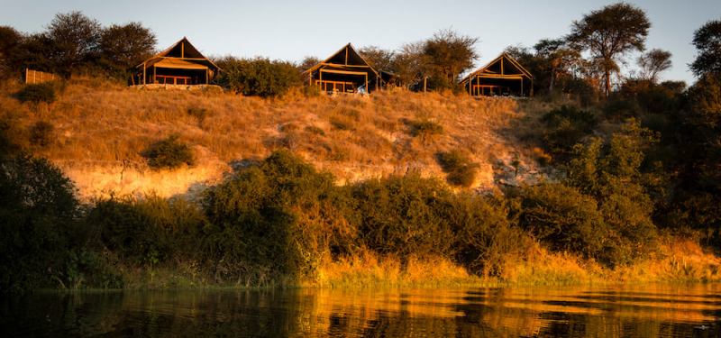 http://PhotoSafaris.travel/camps_lodges/menoakwena.htm - www.PhotoSafaris.travel